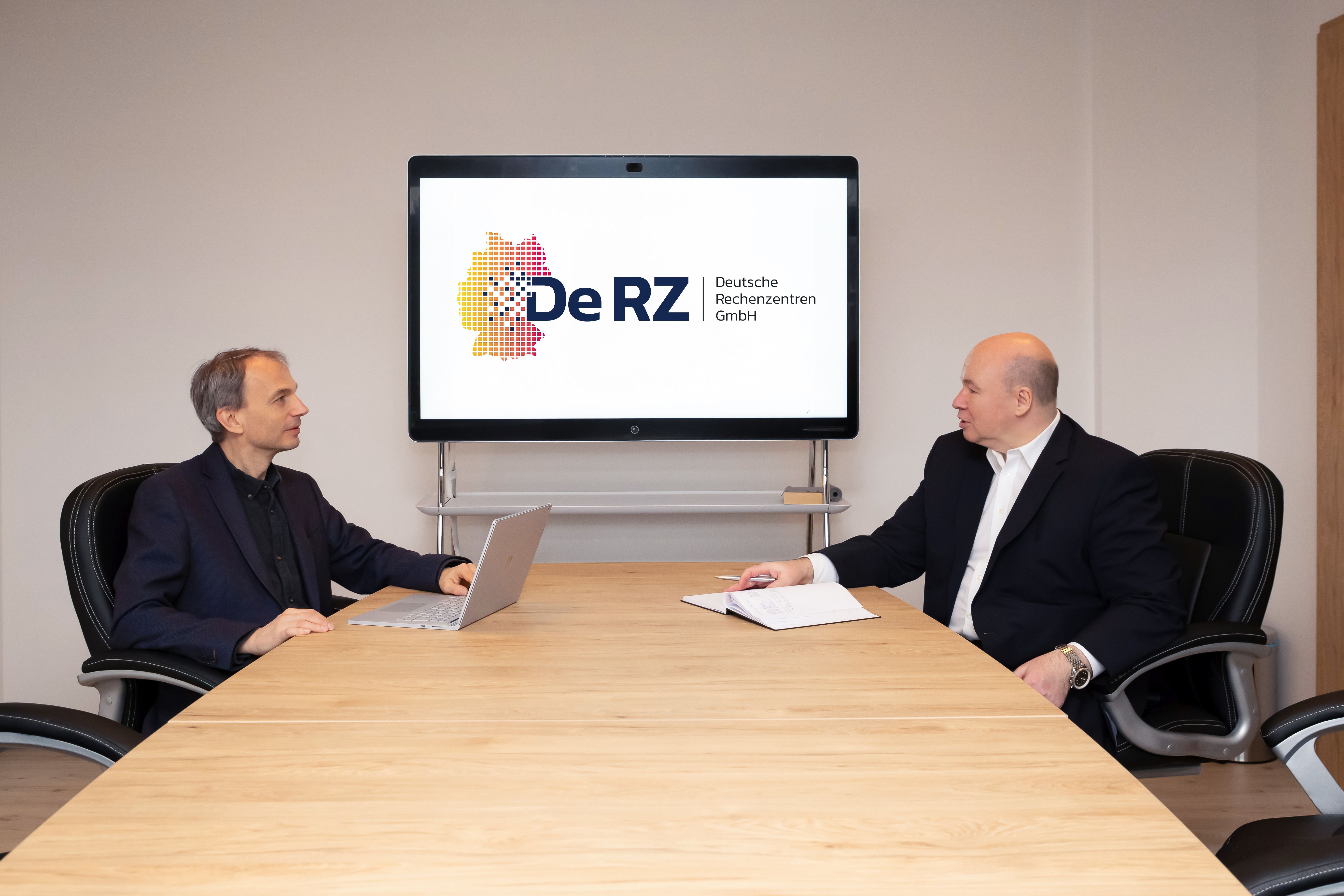 links Christoph Machner_rechts Thomas Sting der DeRZ GmbH
