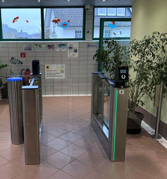 Senorschleuse im Eingangsbereichs eines Schwimmbads